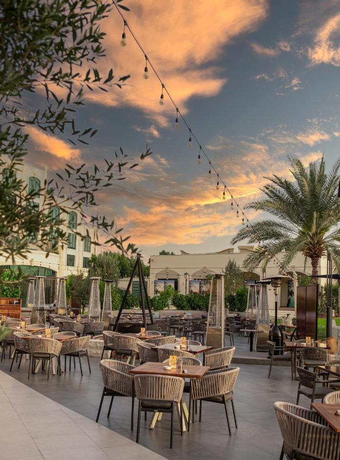 Al Ain Rotana Hotel Exterior foto The patio at the JW Marriott Scottsdale Camelback Resort and Spa